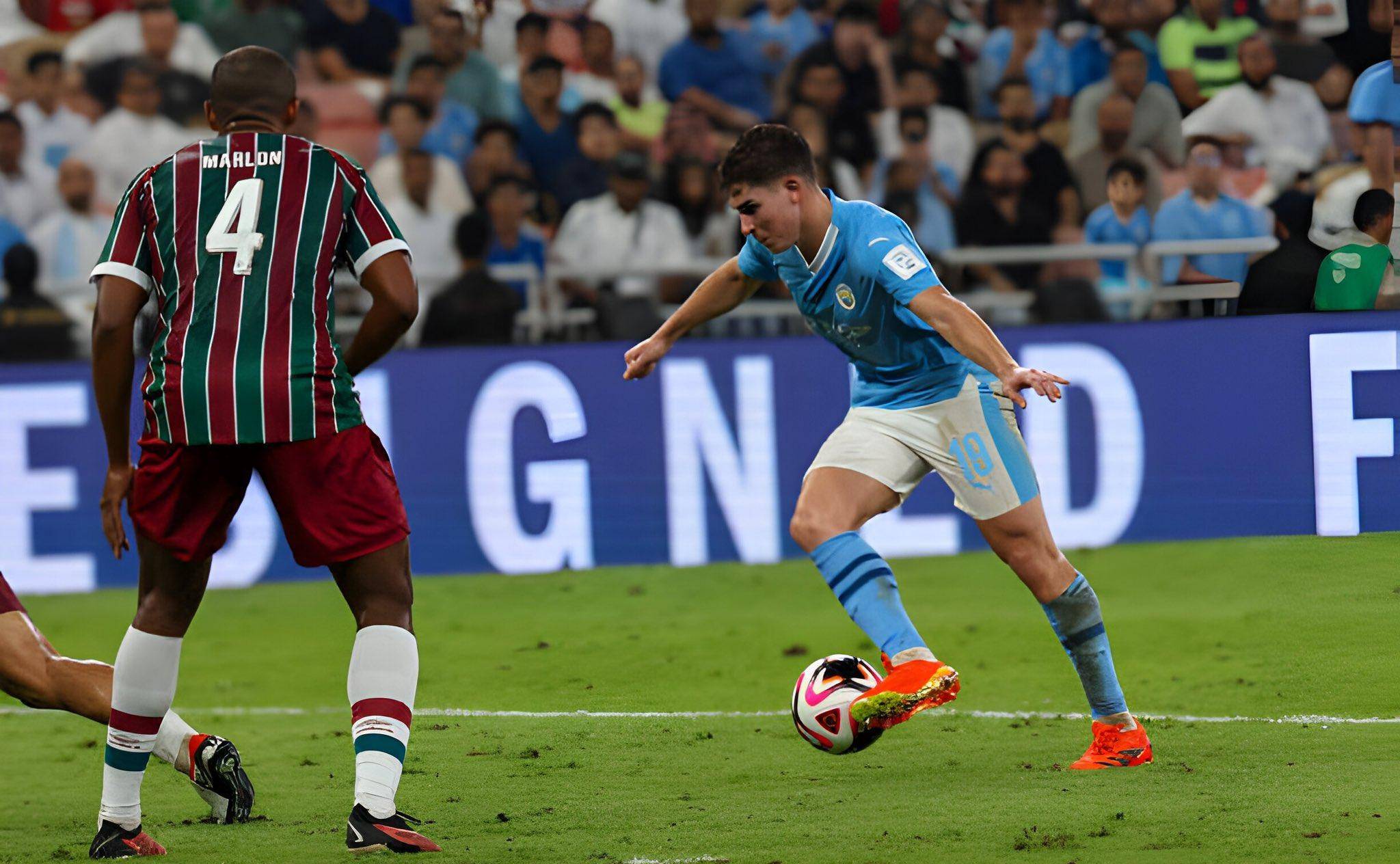 爱游戏平台曼城训练开放日；集结日刷新队史纪录引欢呼；社区盾在即；年轻球员得到机会的简单介绍